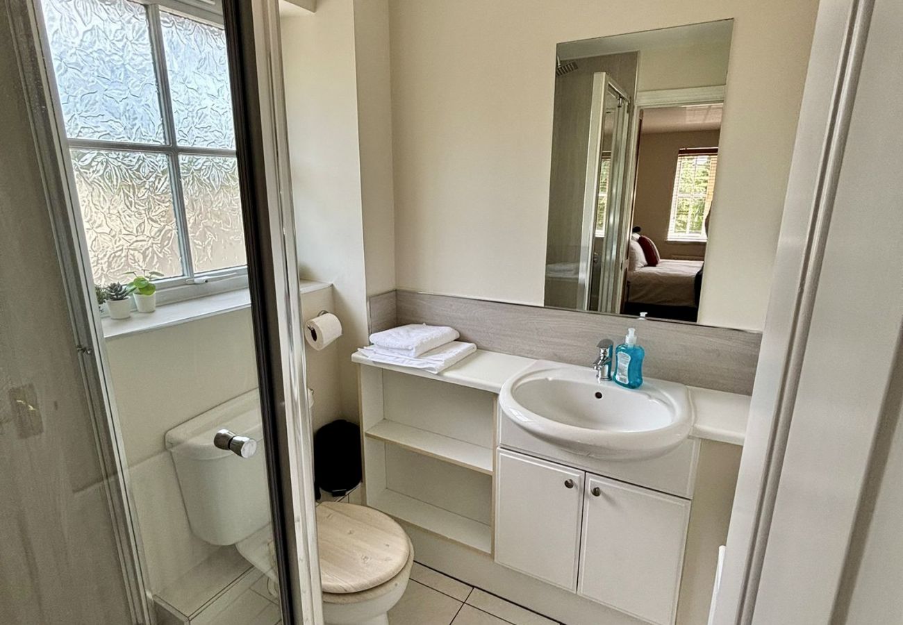 Apartment in Woking - Woking 2-Bed Flat with Balcony, En-Suite and Parking