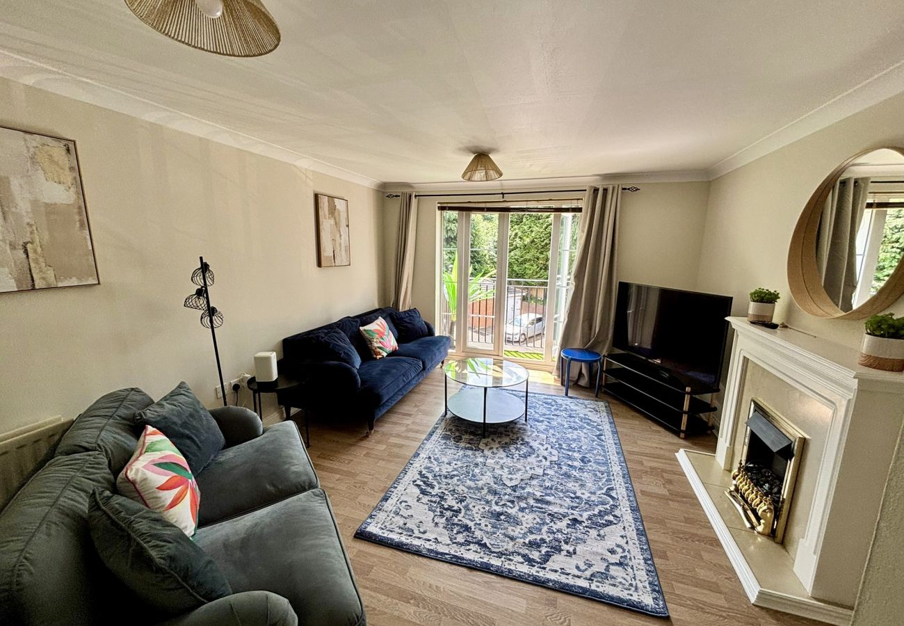 Apartment in Woking - Woking 2-Bed Flat with Balcony, En-Suite and Parking