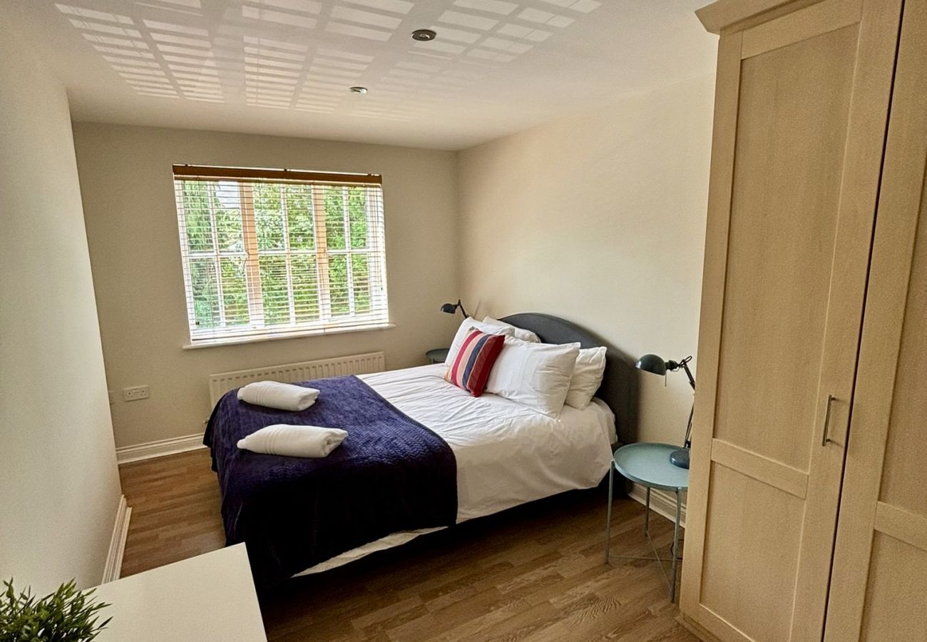 Apartment in Woking - Woking 2-Bed Flat with Balcony, En-Suite and Parking