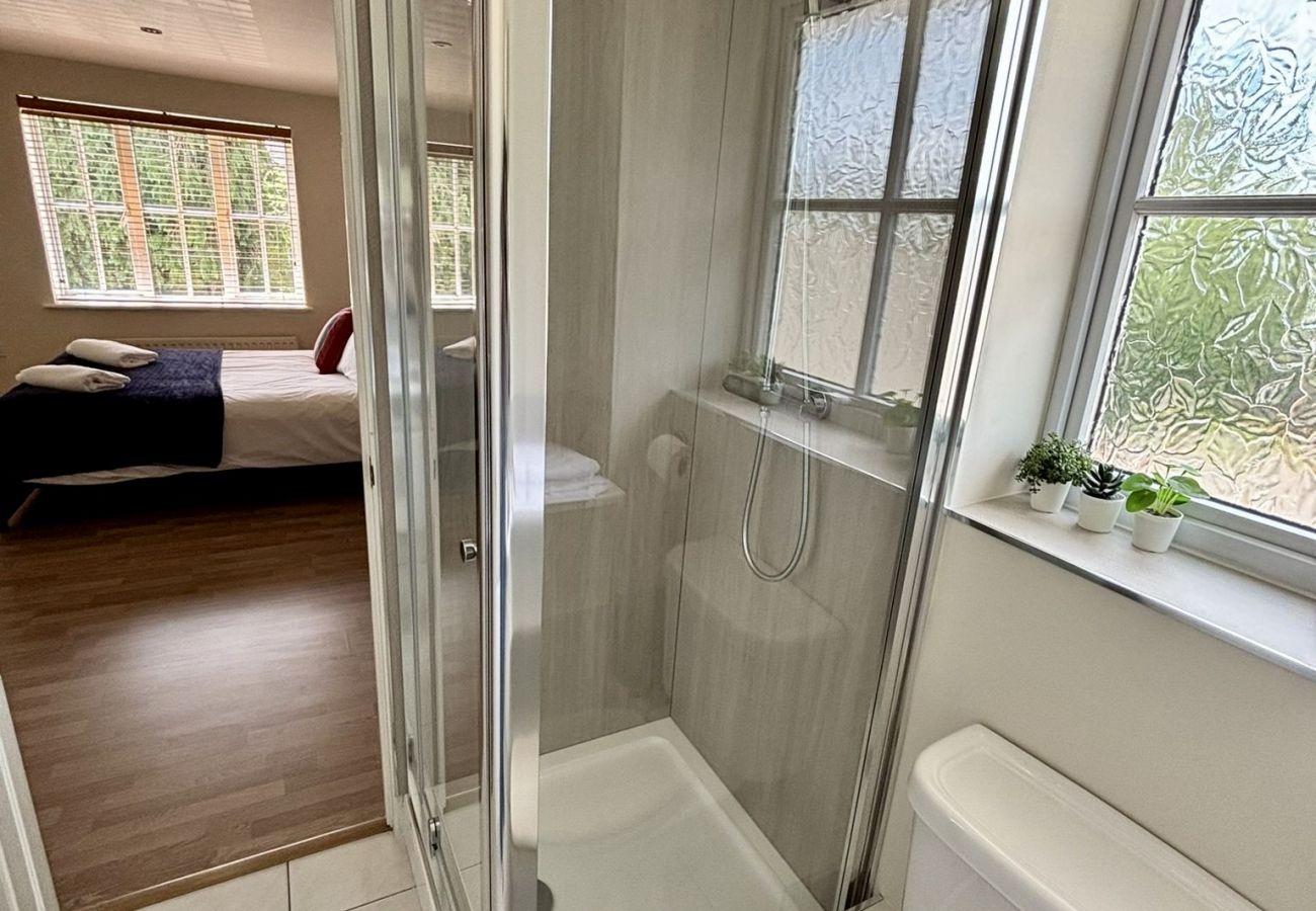 Apartment in Woking - Woking 2-Bed Flat with Balcony, En-Suite and Parking