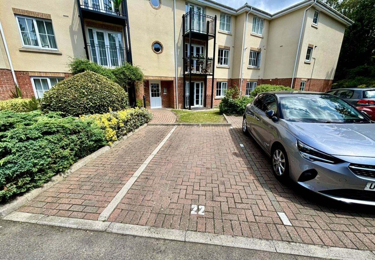Apartment in Woking - Woking 2-Bed Flat with Balcony, En-Suite and Parking