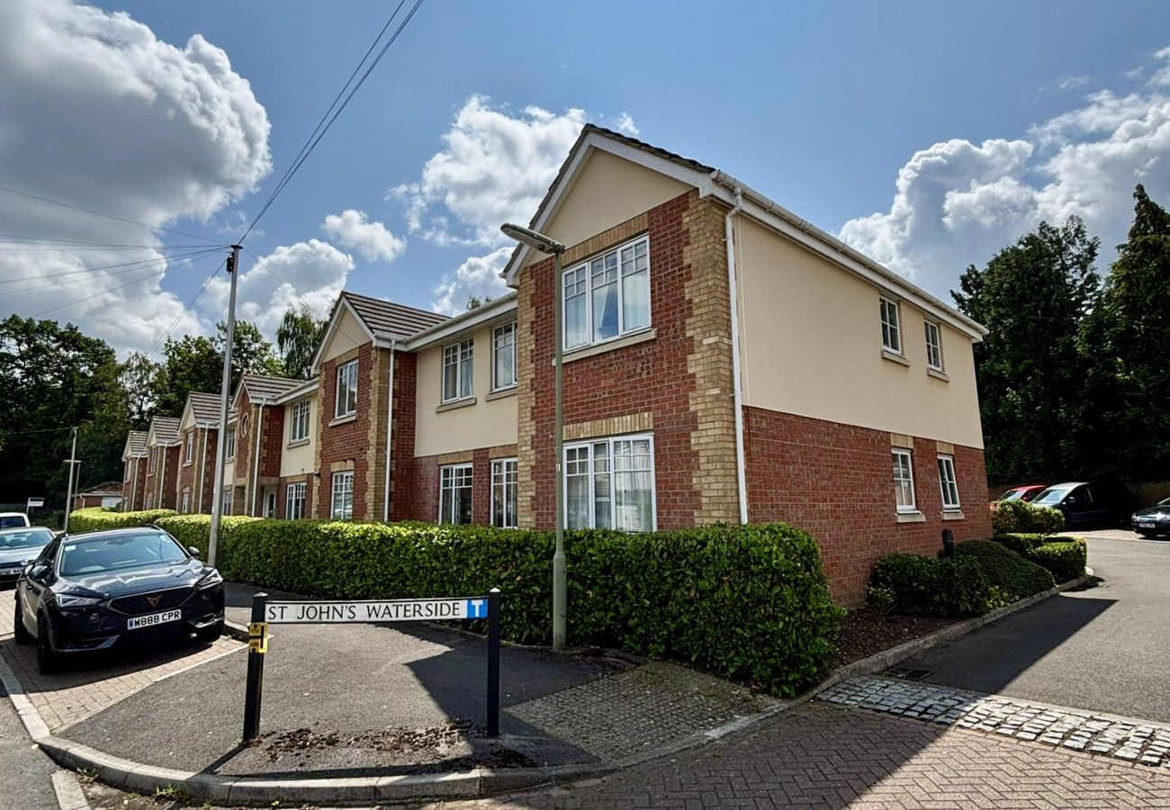 Apartment in Woking - Woking 2-Bed Flat with Balcony, En-Suite and Parking