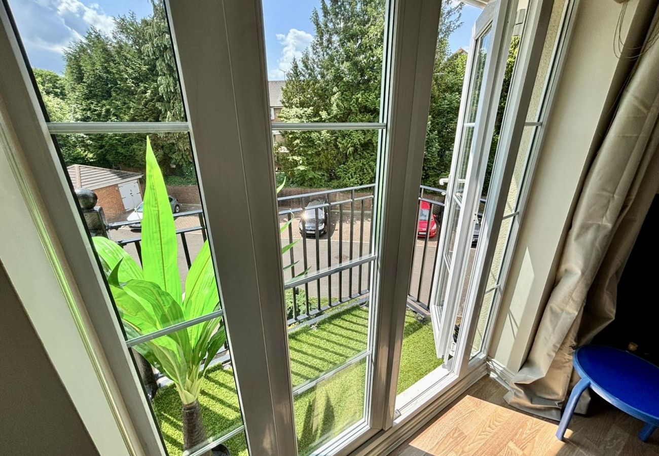 Apartment in Woking - Woking 2-Bed Flat with Balcony, En-Suite and Parking