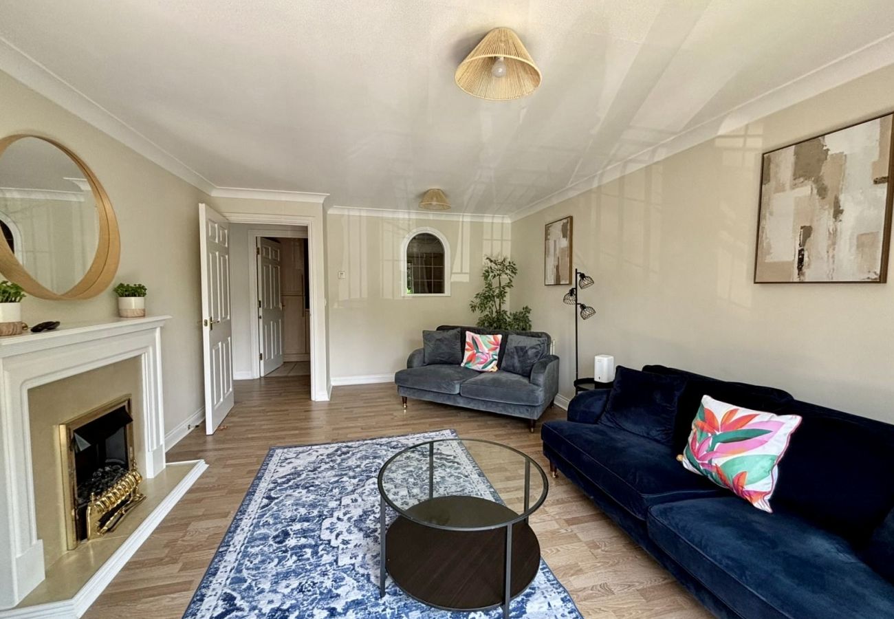 Apartment in Woking - Woking 2-Bed Flat with Balcony, En-Suite and Parking