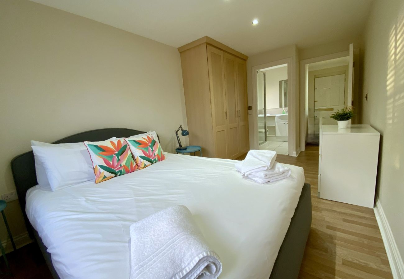 Apartment in Woking - Woking 2-Bed Flat with Balcony and Parking