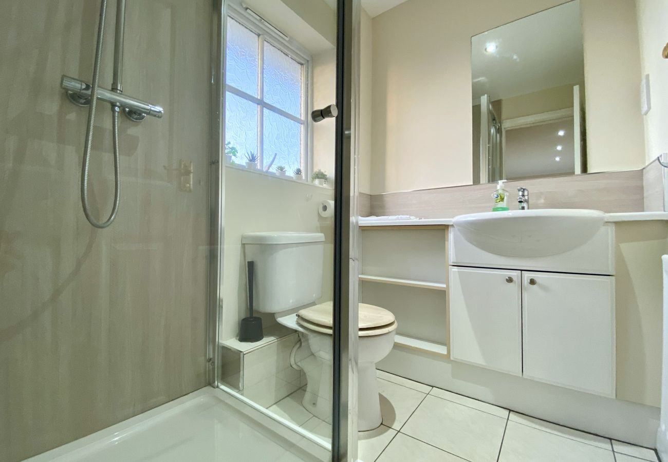 Apartment in Woking - Woking 2-Bed Flat with Balcony and Parking