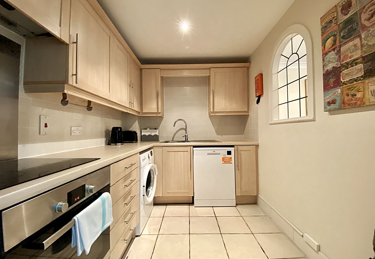 Apartment in Woking - Woking 2-Bed Flat with Balcony and Parking