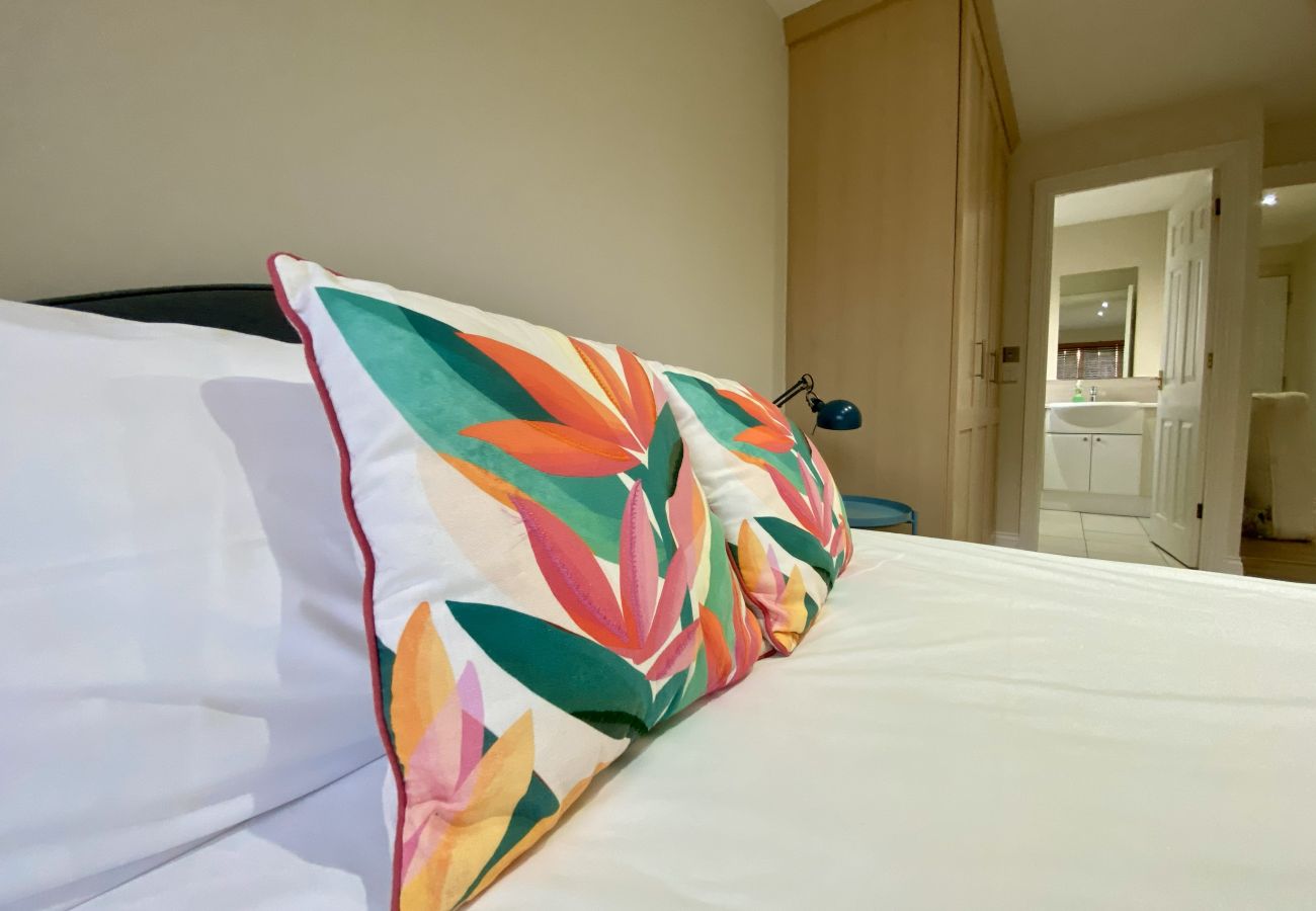 Apartment in Woking - Woking 2-Bed Flat with Balcony and Parking