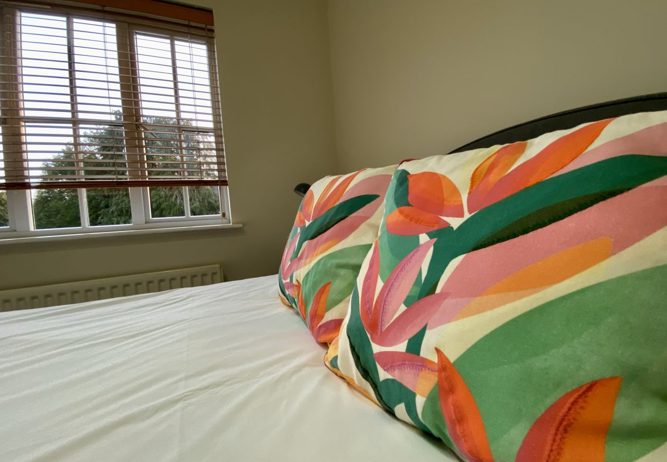 Apartment in Woking - Woking 2-Bed Flat with Balcony and Parking