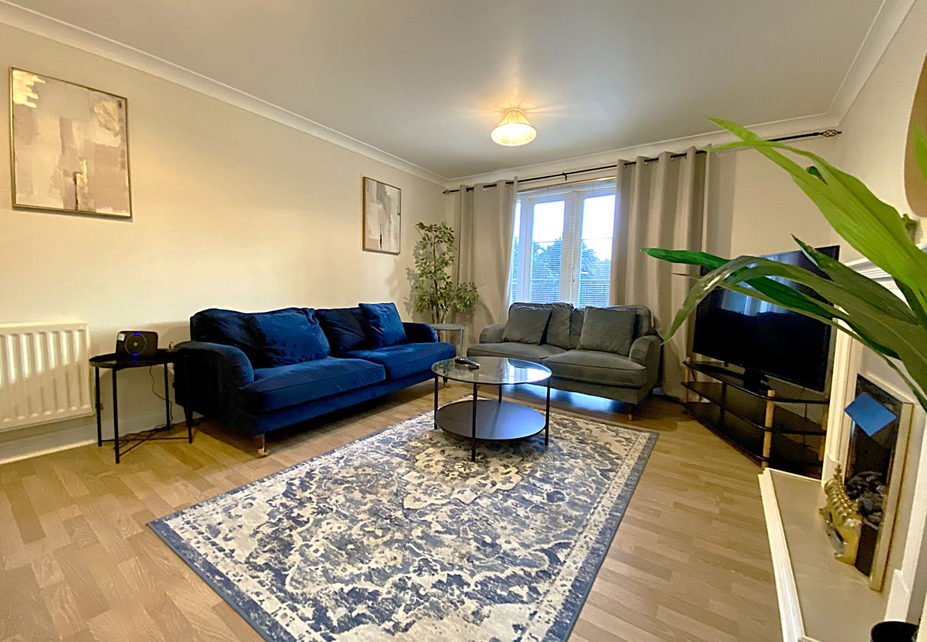 Apartment in Woking - Woking 2-Bed Flat with Balcony and Parking