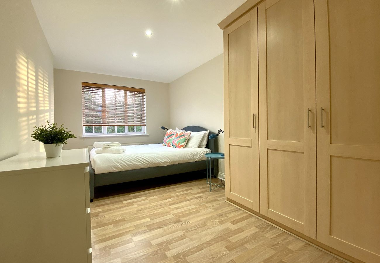 Apartment in Woking - Woking 2-Bed Flat with Balcony and Parking
