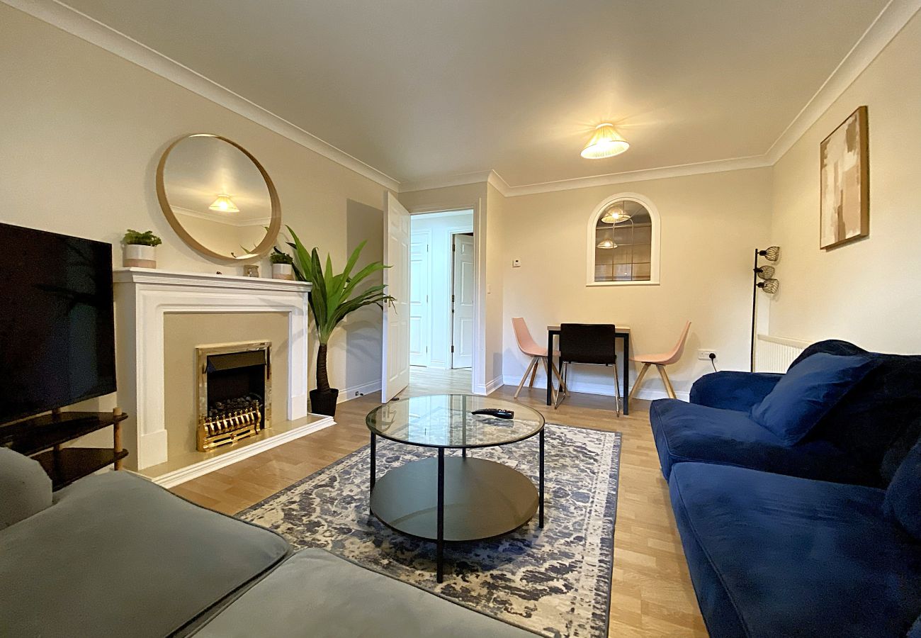 Apartment in Woking - Woking 2-Bed Flat with Balcony and Parking