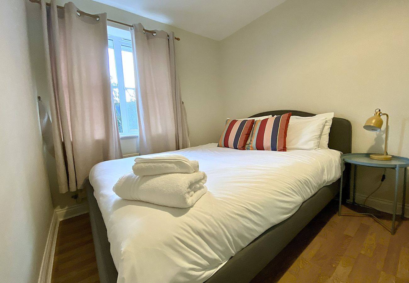 Apartment in Woking - Woking 2-Bed Flat with Balcony and Parking