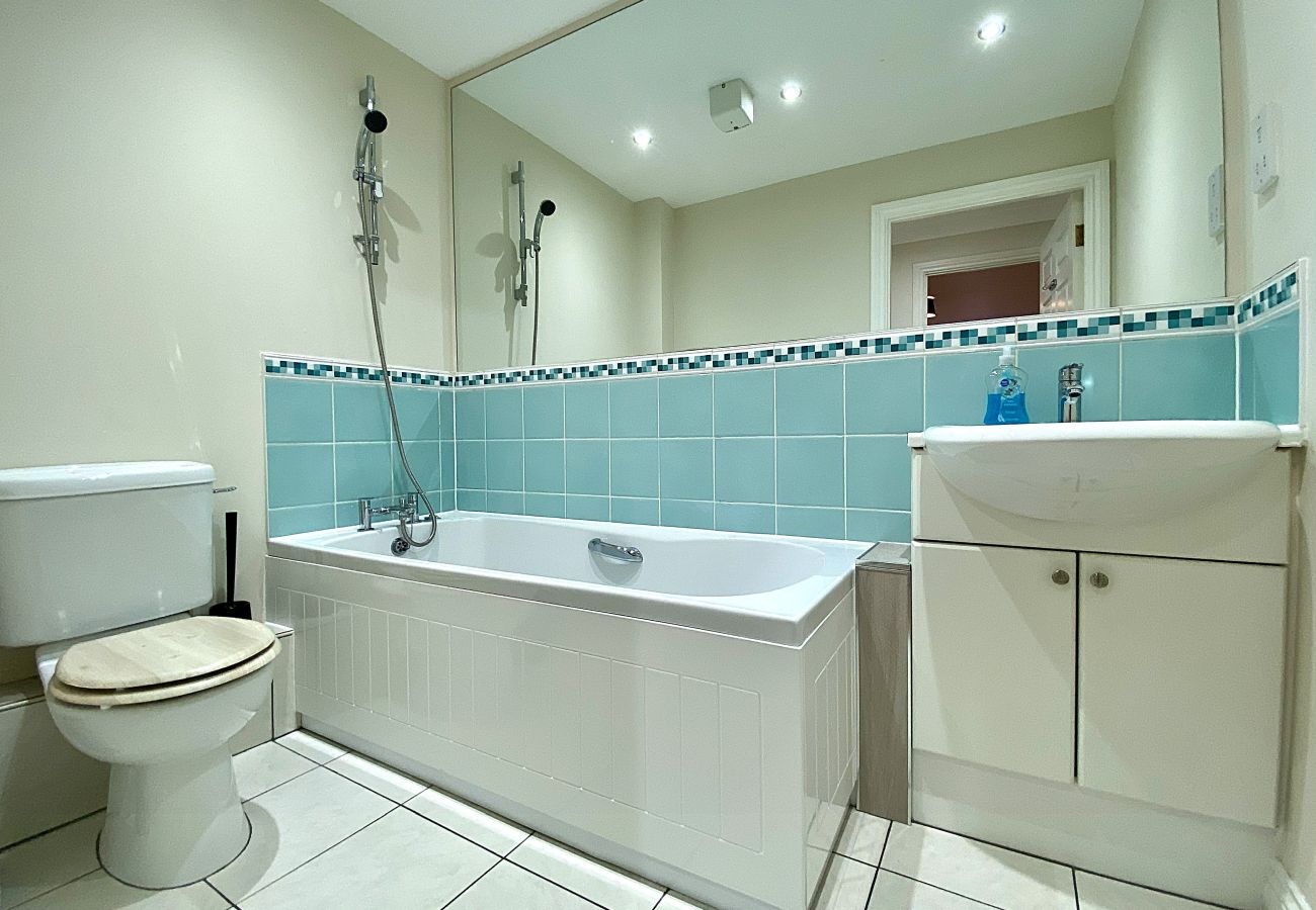 Apartment in Woking - Woking 2-Bed Flat with Balcony and Parking