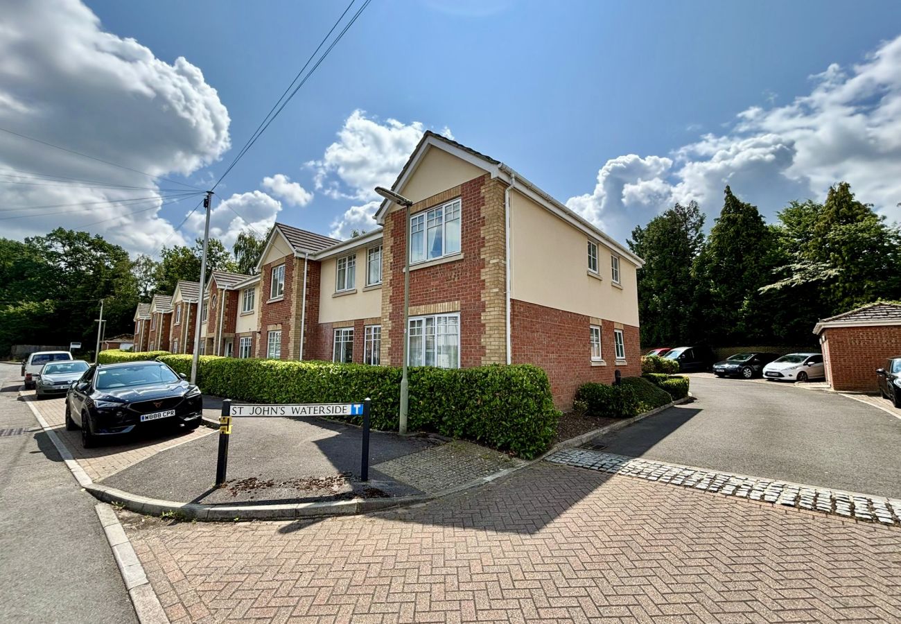 Apartment in Woking - Woking 2-Bed Flat with Balcony and Parking