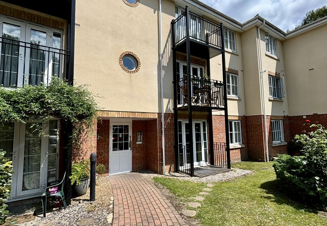 Apartment in Woking - Woking 2-Bed Flat with Balcony and Parking