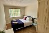 Apartment in Woking - Woking 2-Bed Flat with Balcony, En-Suite and Parking
