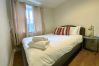 Apartment in Woking - Woking 2-Bed Flat with Balcony and Parking