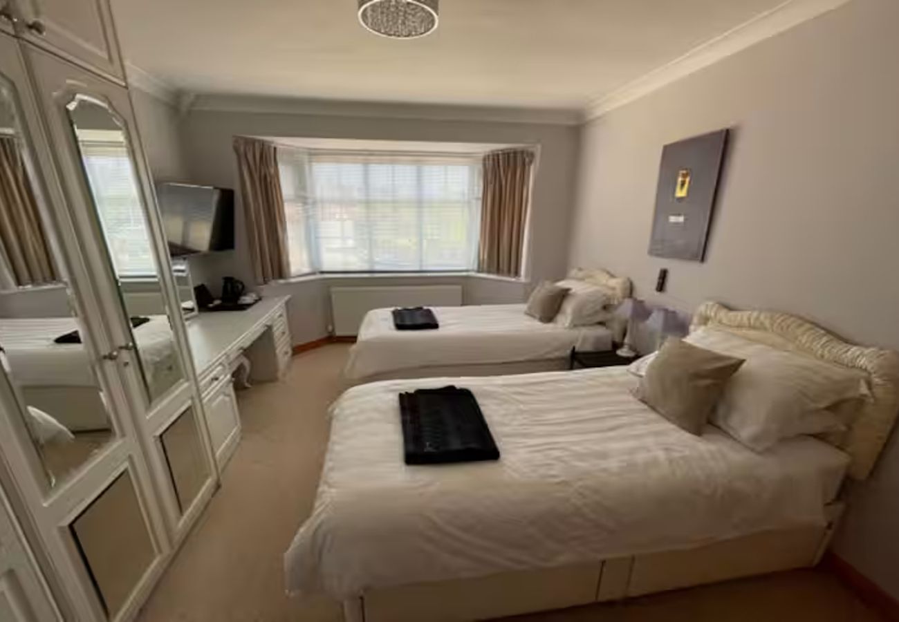 Bungalow in Manchester - REDCOT HOLIDAY Bungalow in Knutsford Cheshire