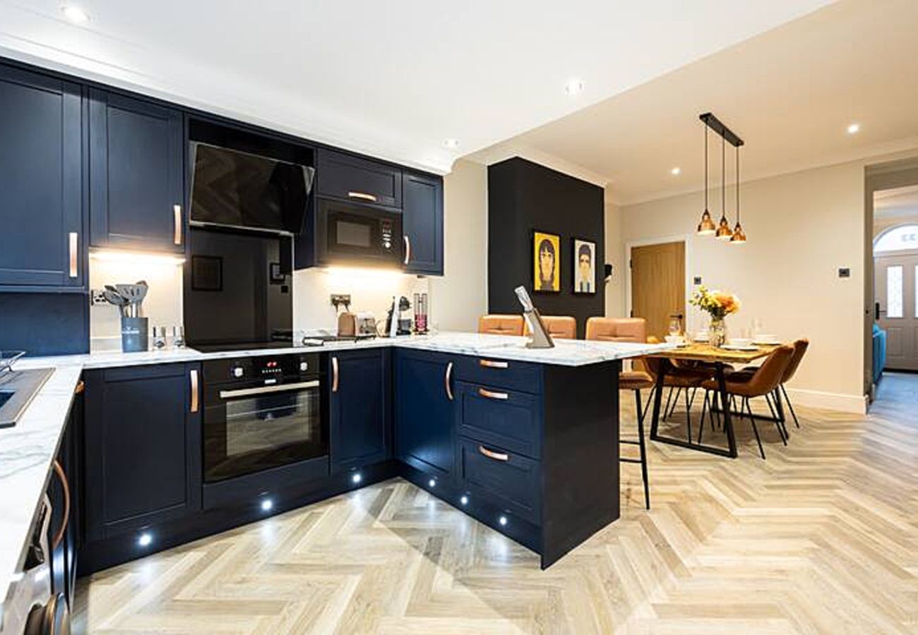 House in Manchester - Newly Renovated Luxury 2BR property