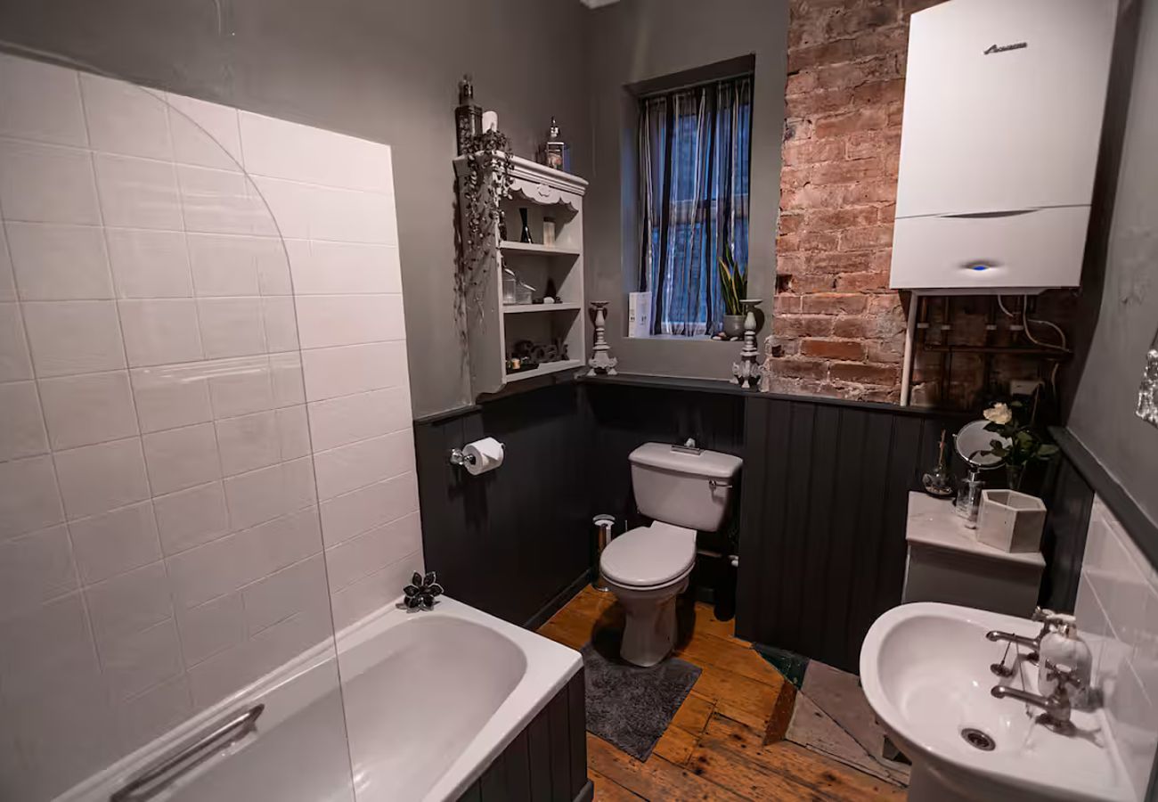 House in Manchester - Quirky, Private, Centre of Knutsford with Parking