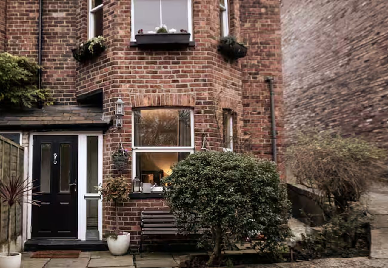 House in Manchester - Quirky, Private, Centre of Knutsford with Parking