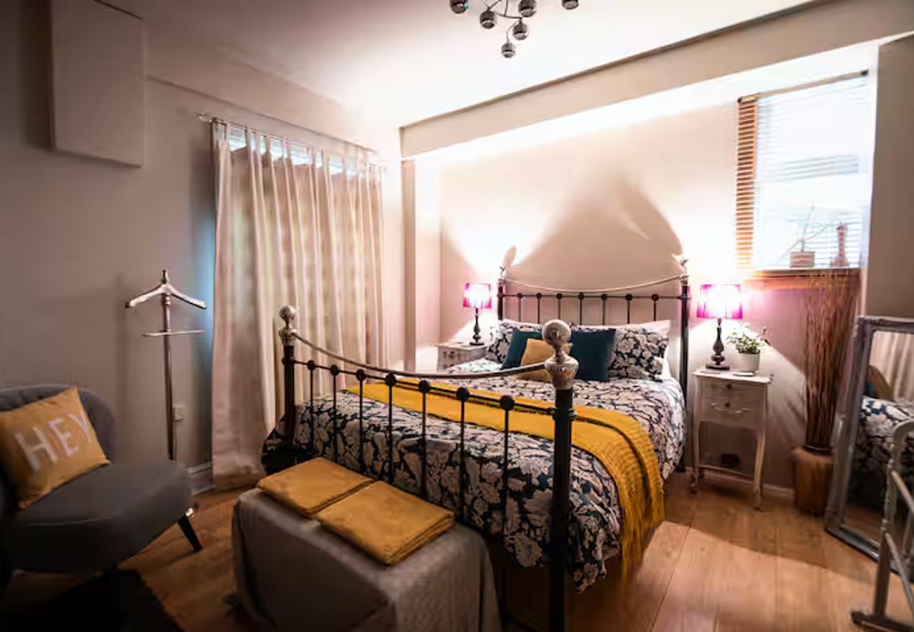 House in Manchester - Quirky, Private, Centre of Knutsford with Parking