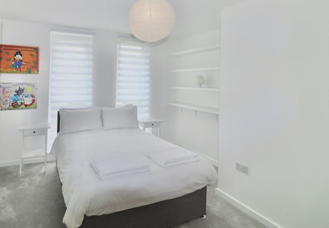 Apartment in Longcross - Modern 2-Bed Apartment in Longcross | Balcony & Parking