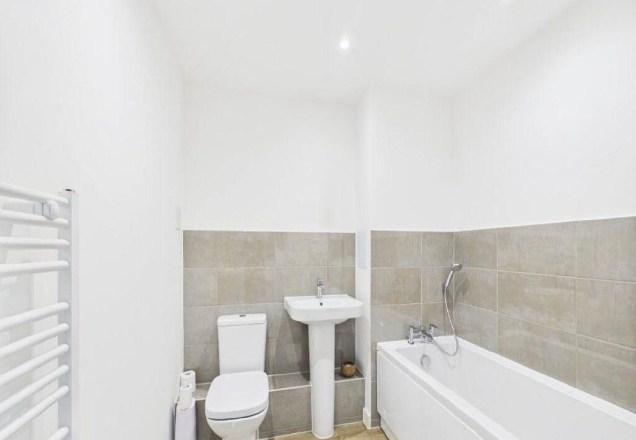 Apartment in Longcross - Modern 2-Bed Apartment in Longcross | Balcony & Parking