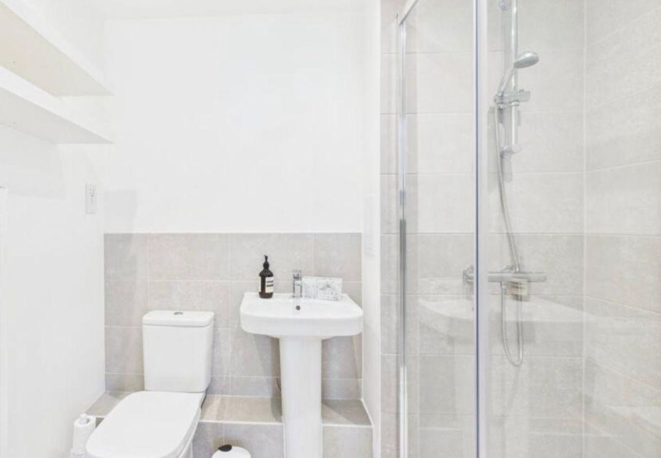 Apartment in Longcross - Modern 2-Bed Apartment in Longcross | Balcony & Parking