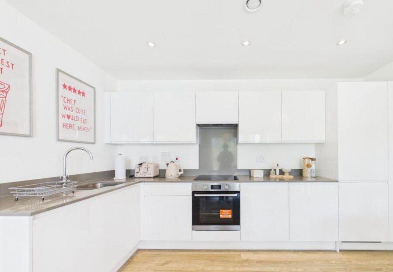 Apartment in Longcross - Modern 2-Bed Apartment in Longcross | Balcony & Parking