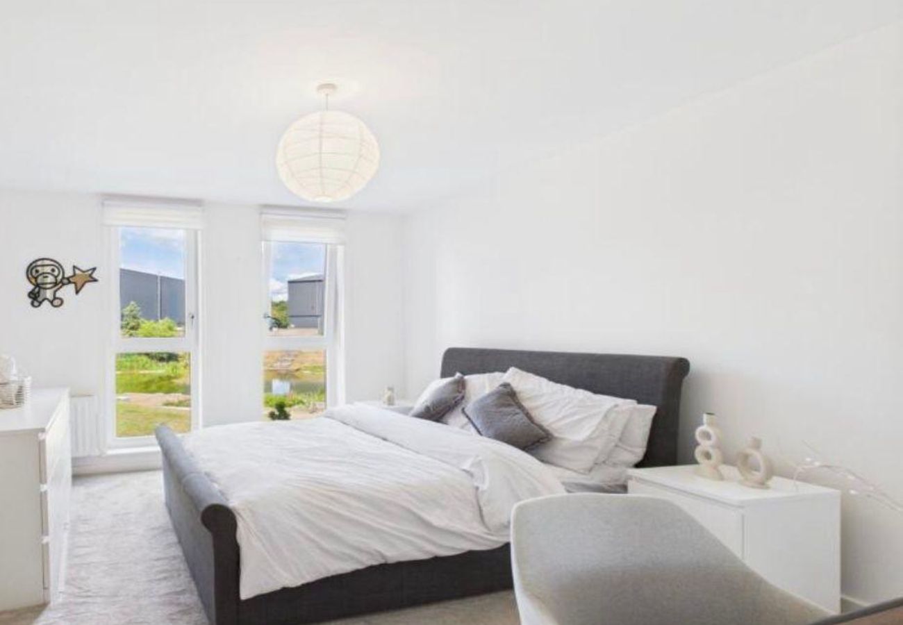 Apartment in Longcross - Modern 2-Bed Apartment in Longcross | Balcony & Parking