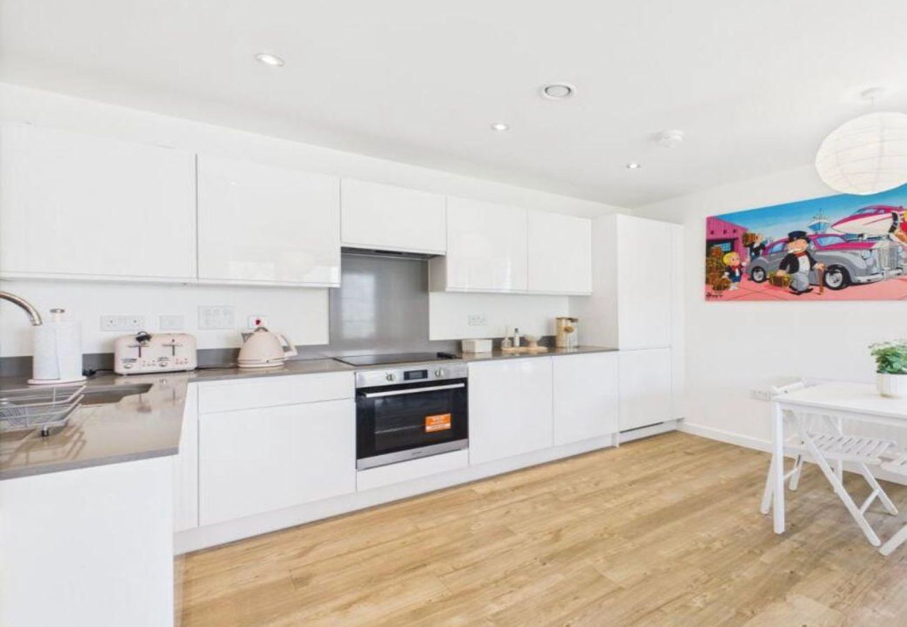 Apartment in Longcross - Modern 2-Bed Apartment in Longcross | Balcony & Parking