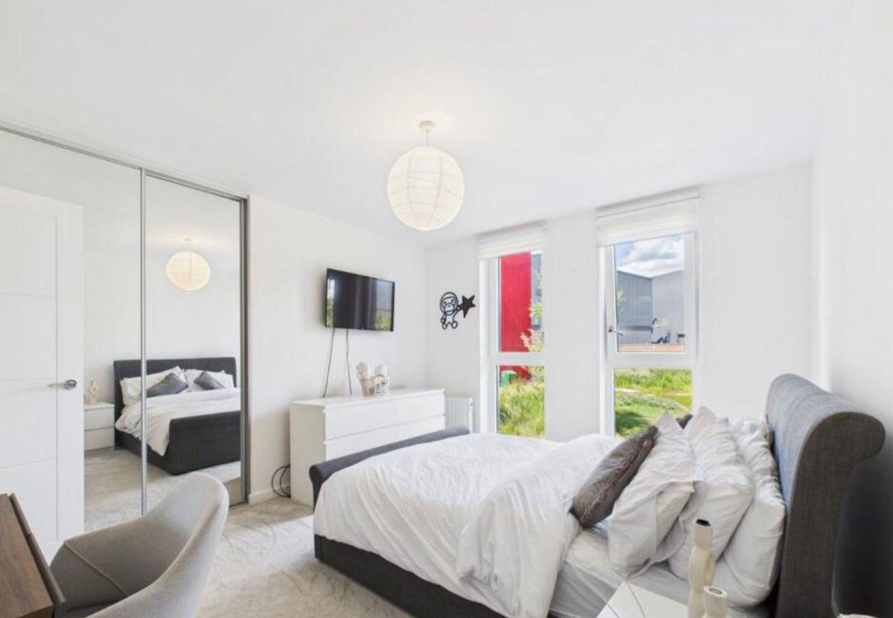 Apartment in Longcross - Modern 2-Bed Apartment in Longcross | Balcony & Parking