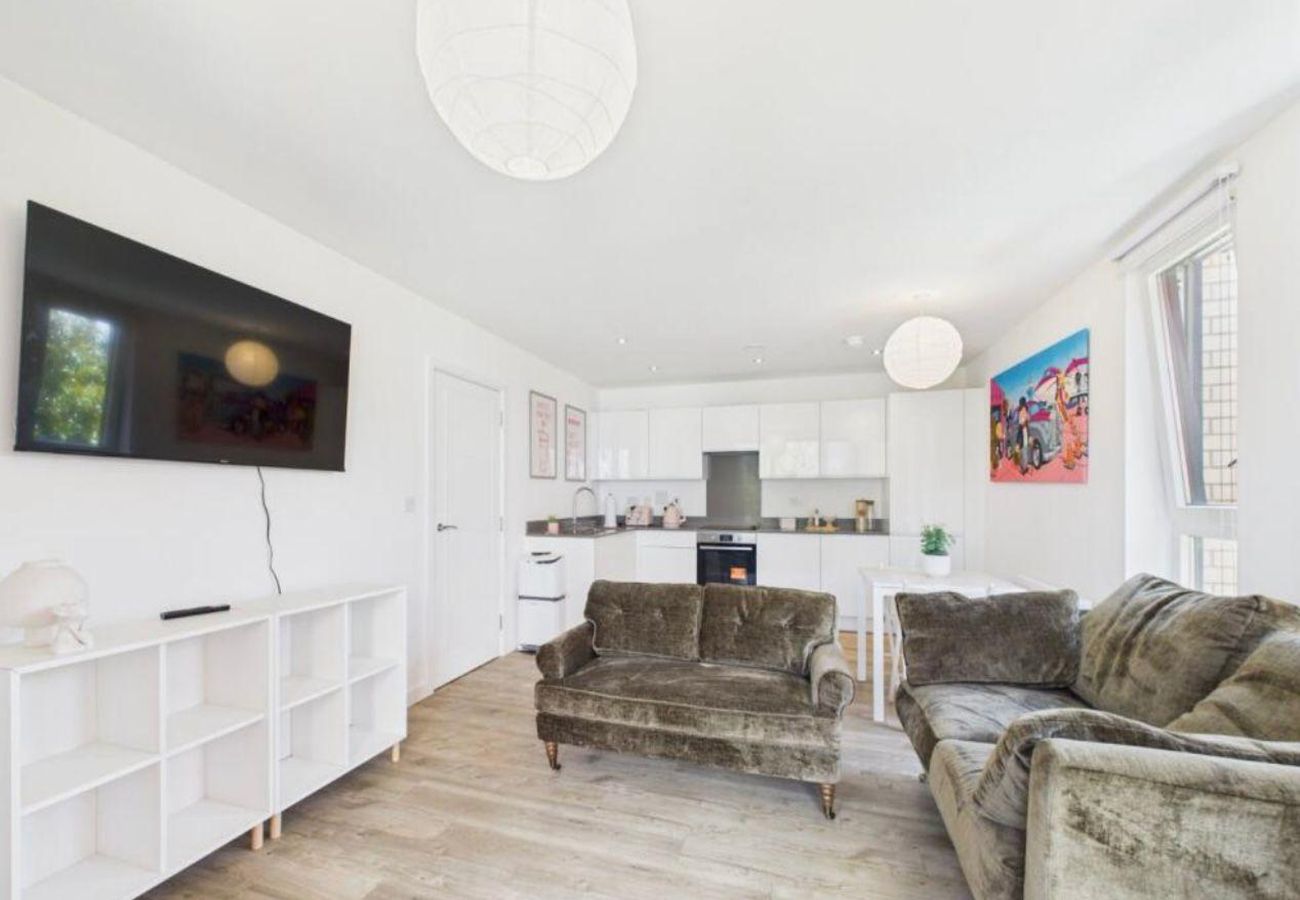 Apartment in Longcross - Modern 2-Bed Apartment in Longcross | Balcony & Parking