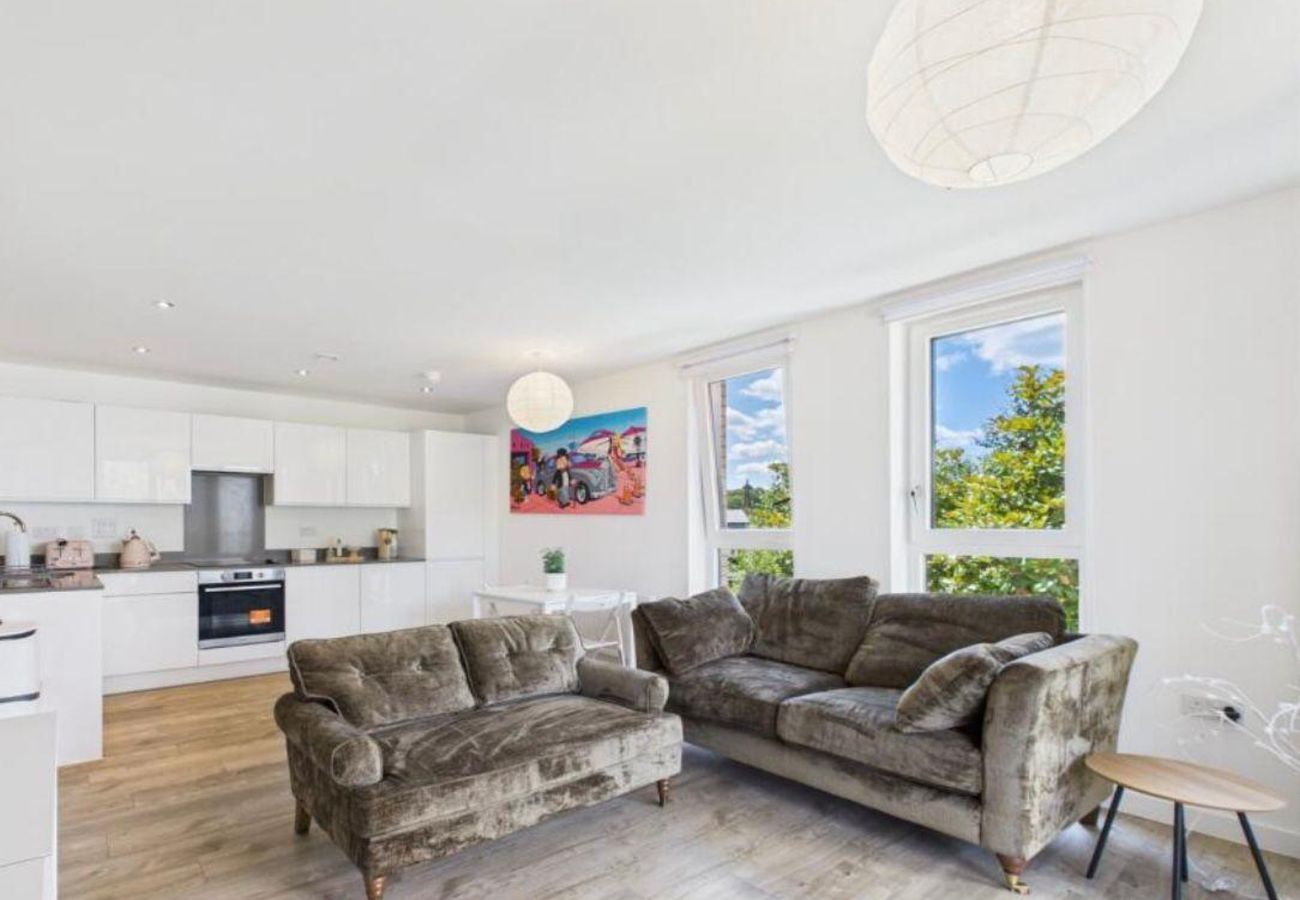 Apartment in Longcross - Modern 2-Bed Apartment in Longcross | Balcony & Parking