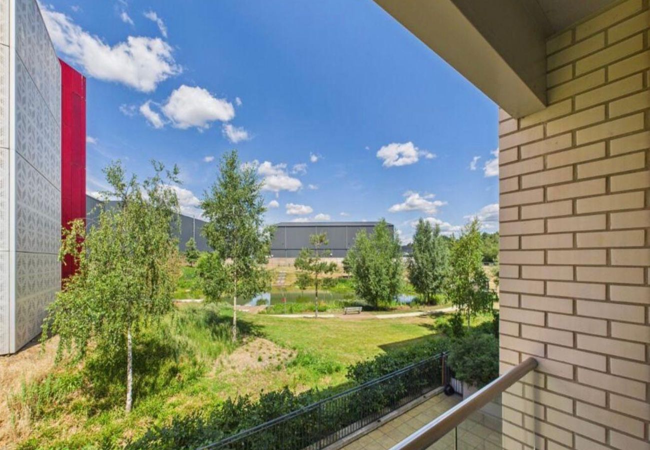 Apartment in Longcross - Modern 2-Bed Apartment in Longcross | Balcony & Parking