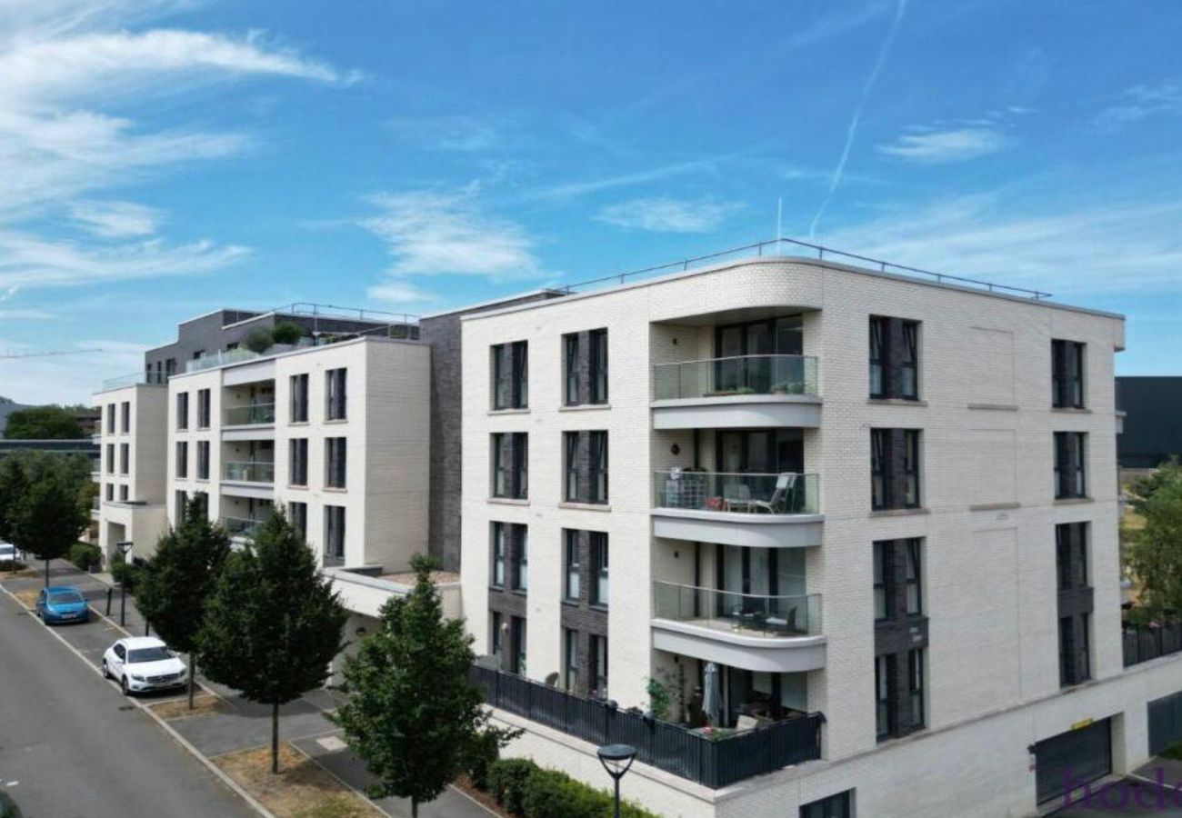 Apartment in Longcross - Modern 2-Bed Apartment in Longcross | Balcony & Parking