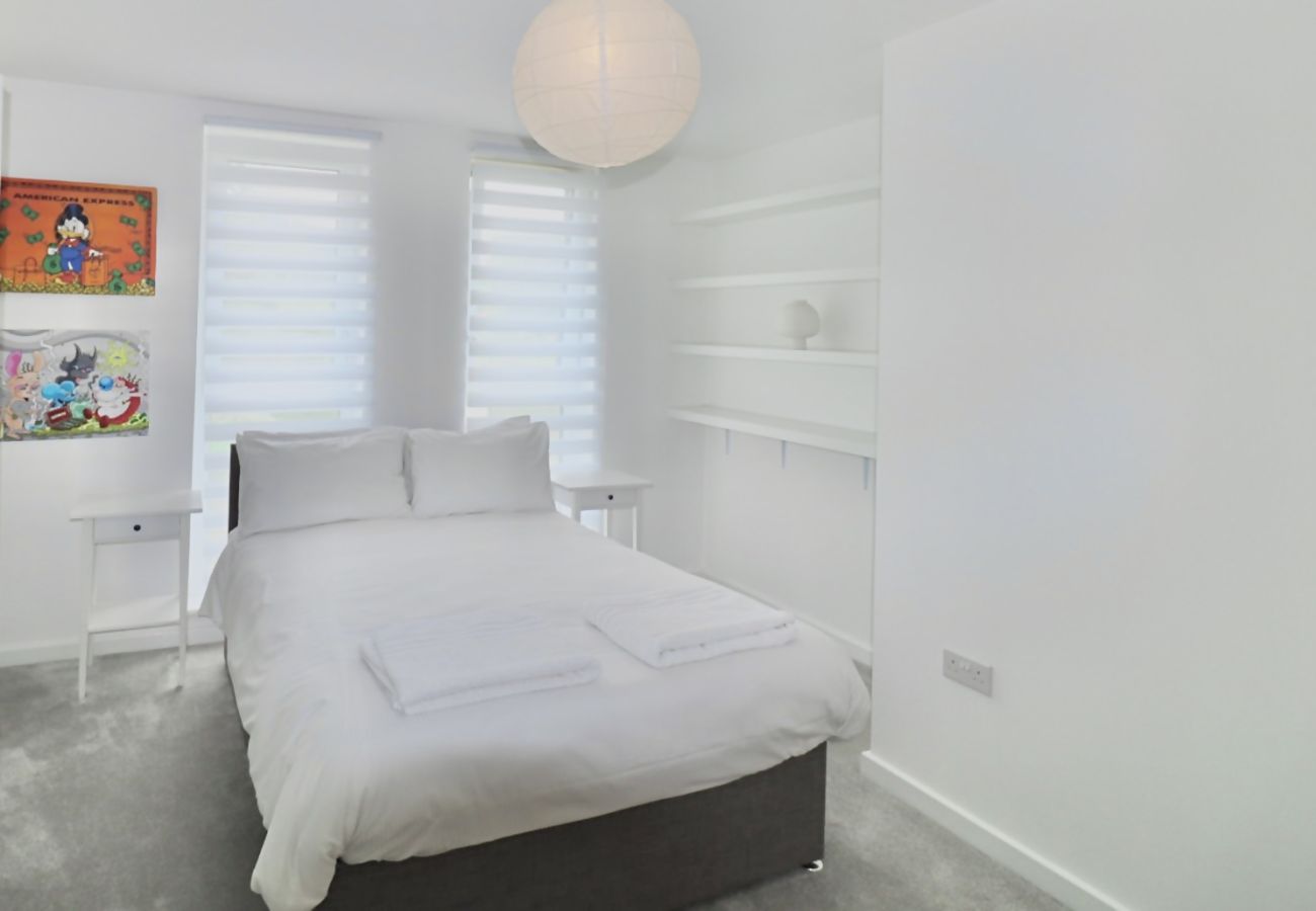 Apartment in Longcross - Modern 2-Bed Apartment in Longcross | Balcony & Parking