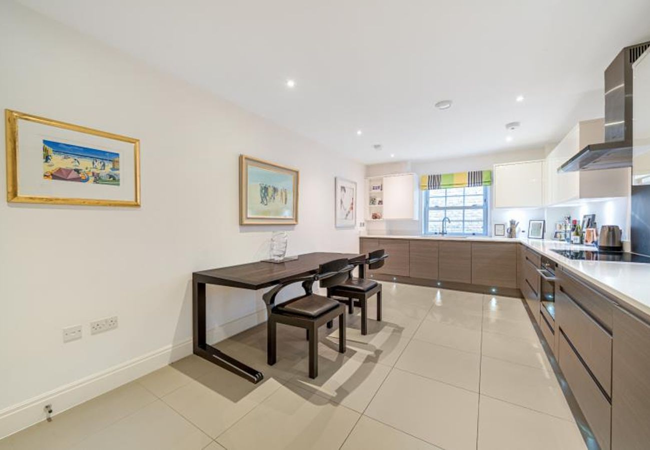 Apartment in Weybridge - Luxury 3-Bedroom Apartment with Balcony & Parking
