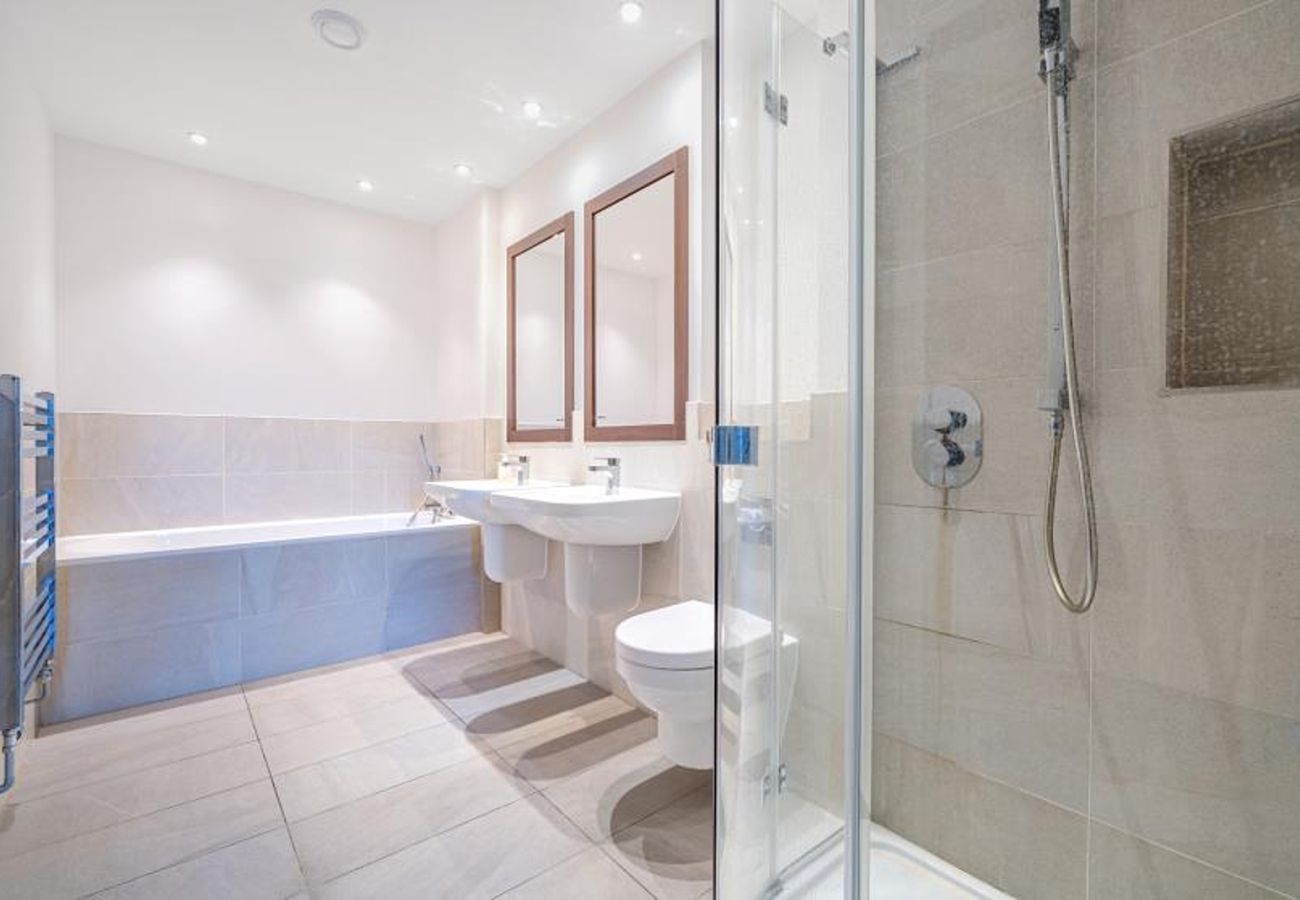 Apartment in Weybridge - Luxury 3-Bedroom Apartment with Balcony & Parking