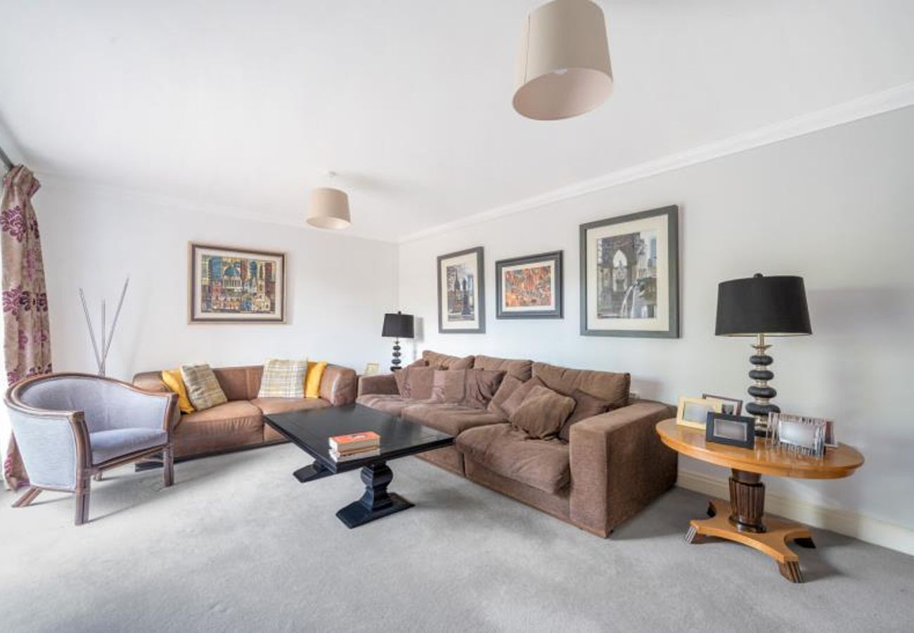 Apartment in Weybridge - Luxury 3-Bedroom Apartment with Balcony & Parking