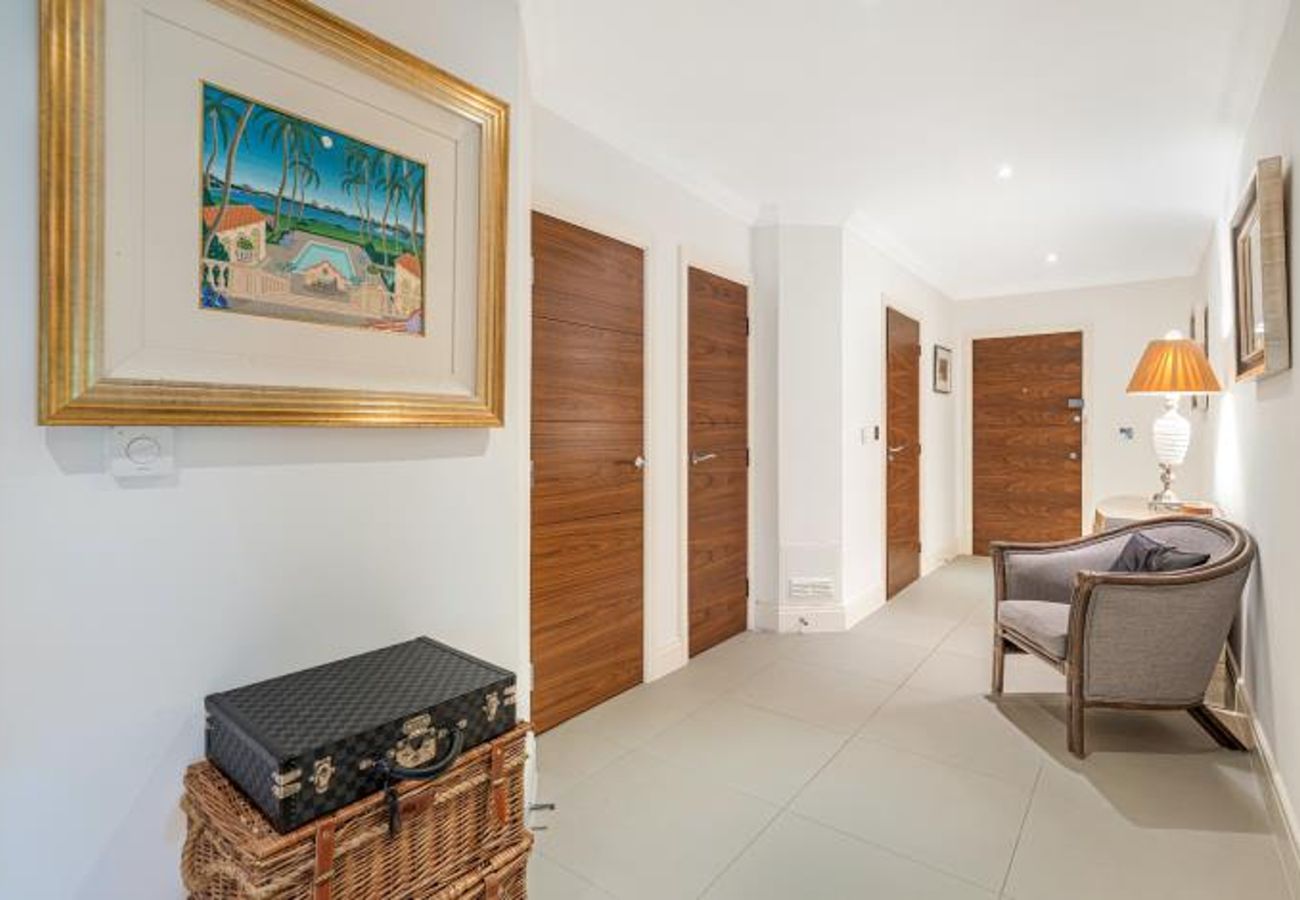 Apartment in Weybridge - Luxury 3-Bedroom Apartment with Balcony & Parking