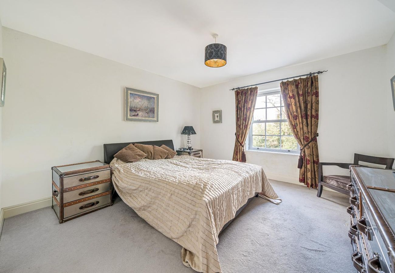 Apartment in Weybridge - Luxury 3-Bedroom Apartment with Balcony & Parking