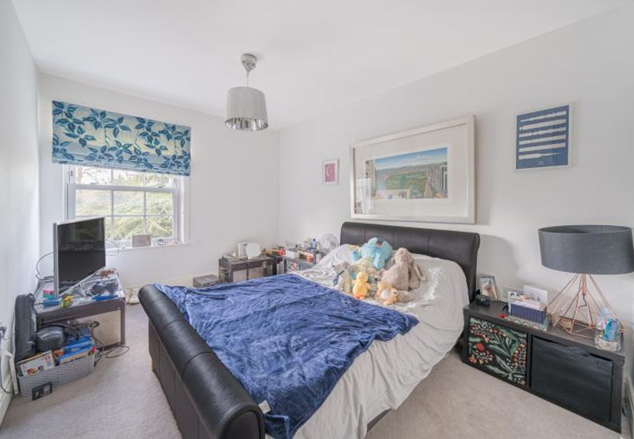 Apartment in Weybridge - Luxury 3-Bedroom Apartment with Balcony & Parking