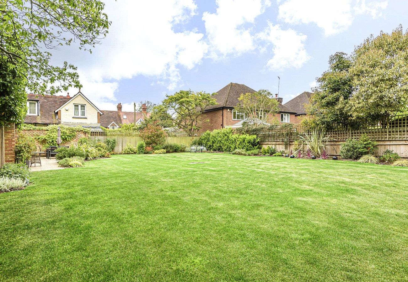 Apartment in Weybridge - Luxury 3-Bedroom Apartment with Balcony & Parking