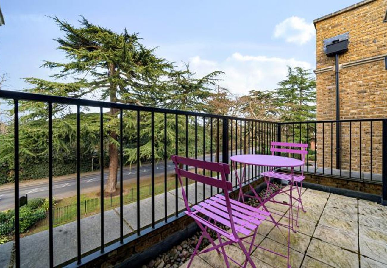 Apartment in Weybridge - Luxury 3-Bedroom Apartment with Balcony & Parking