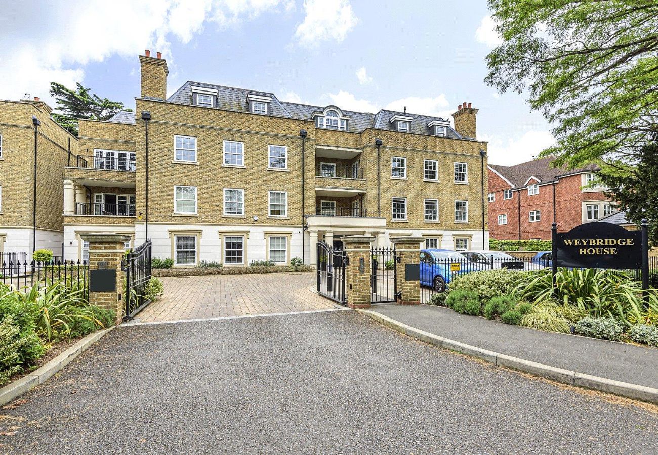 Apartment in Weybridge - Luxury 3-Bedroom Apartment with Balcony & Parking