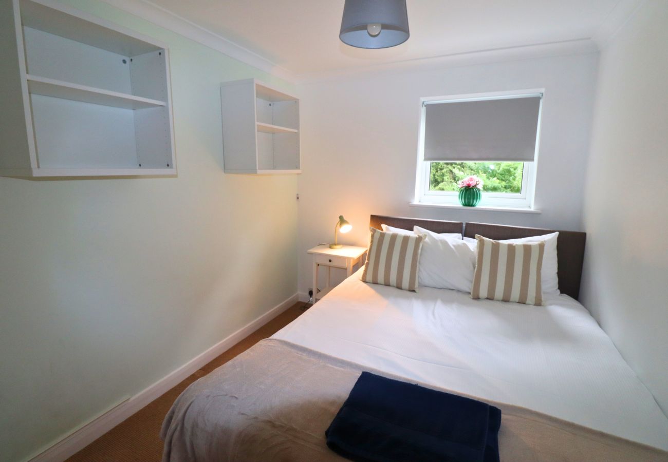 House in Egham - Spacious 5-Bedroom Home with Large Garden in Egham