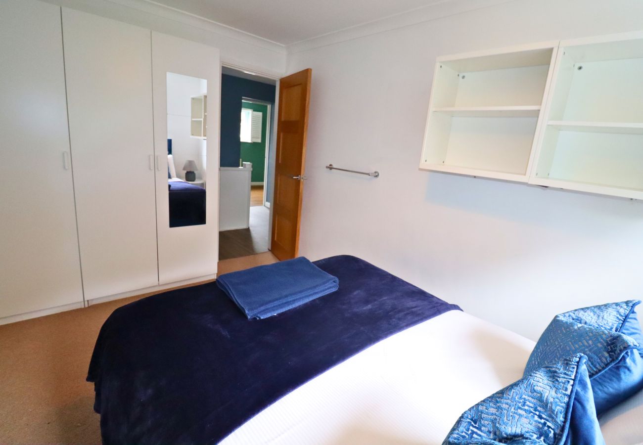 House in Egham - Spacious 5-Bedroom Home with Large Garden in Egham